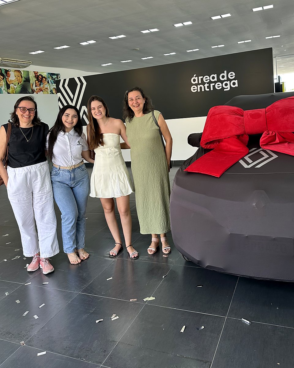 Erivanda na entrega de um carro a clientes (5)